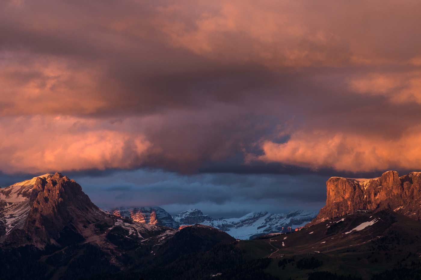 Alpengluehen Blick von der Seiser Alm Suedtirol